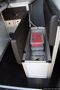 Schowek na akcesoria w siedzisku w samochodzie inspekcyjnym